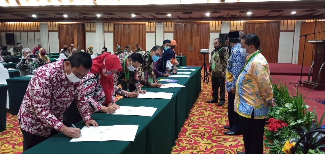 Pegawai BDK Bandung menandatangani fakta integritas